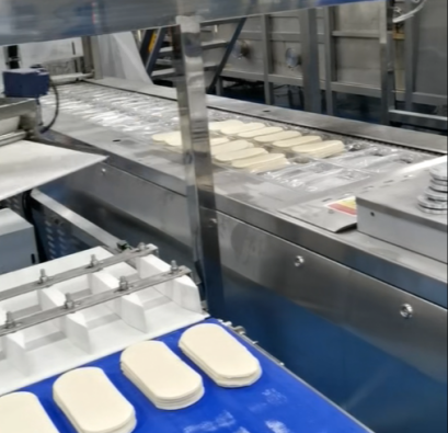 Vacuum film packaging automatic feeding workstation